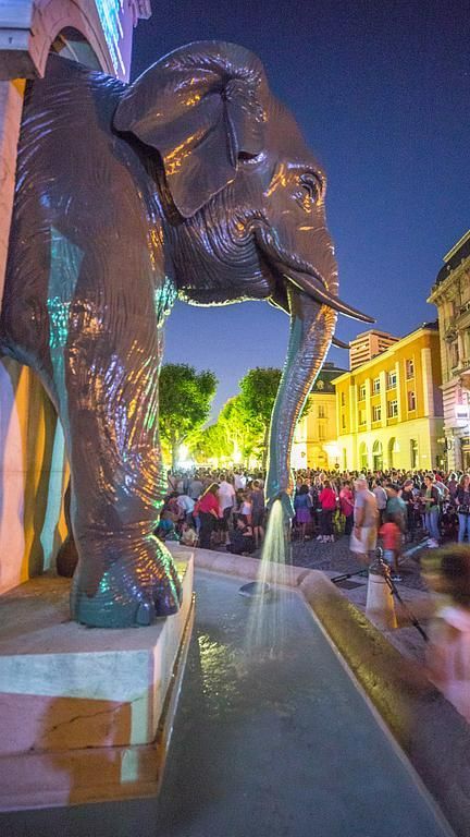 Éléphant en bronze sortant de l'eau par la trompe