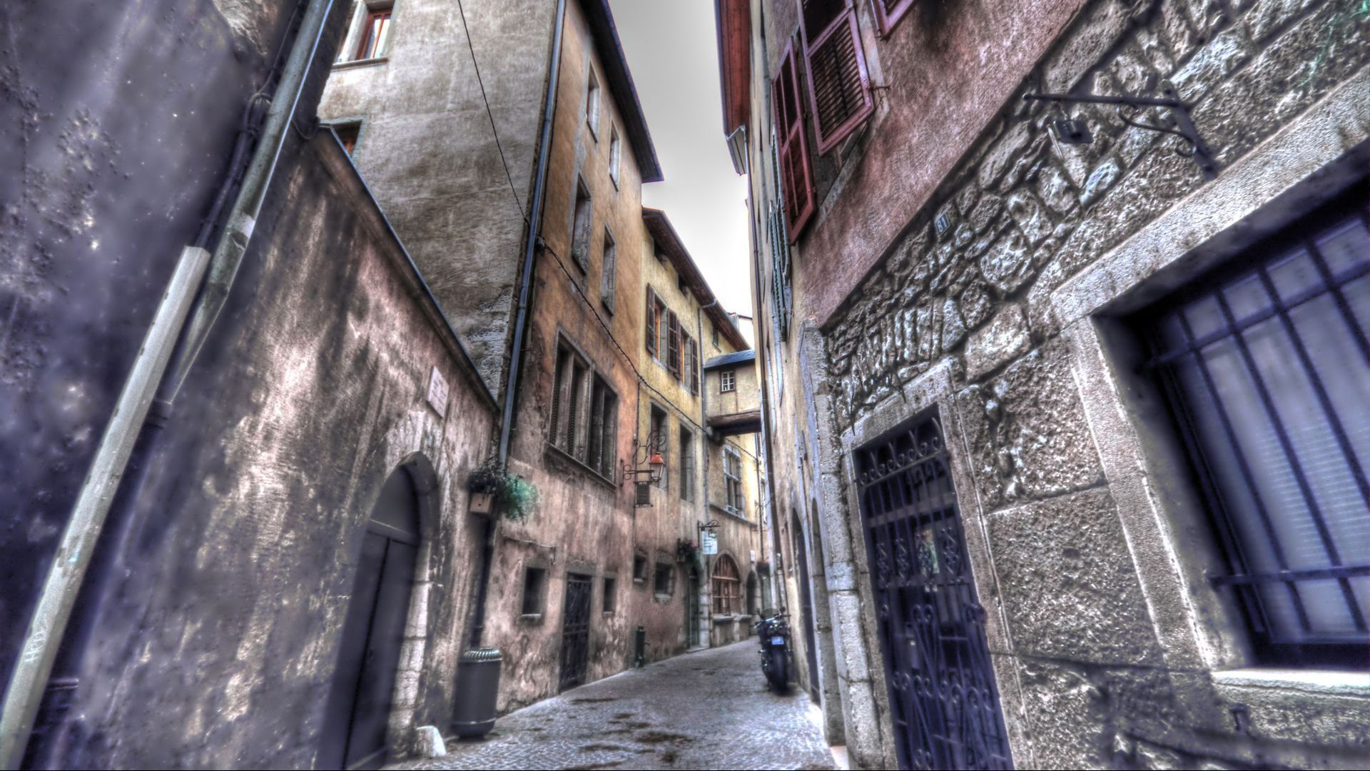 Rue avec de hauts murs en pierre