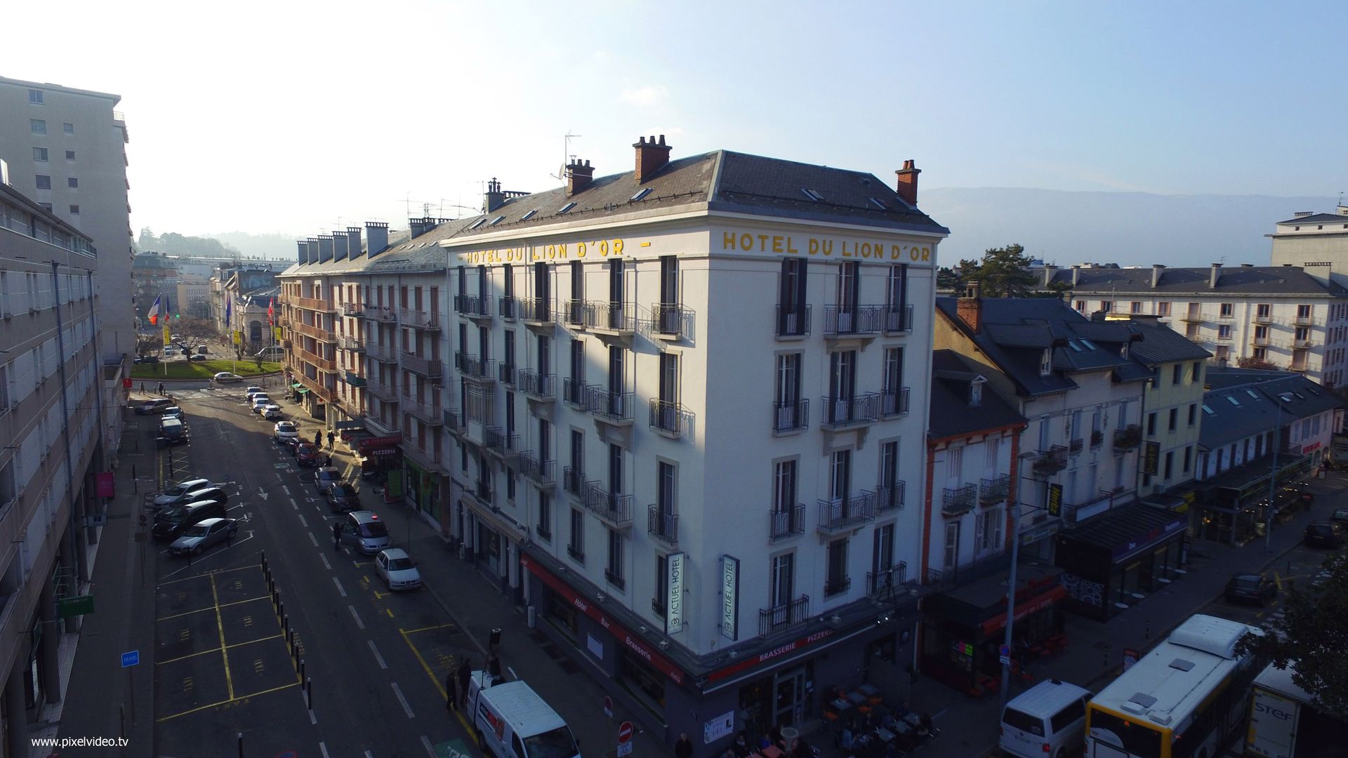 L'Actuel Hôtel vu de nuit