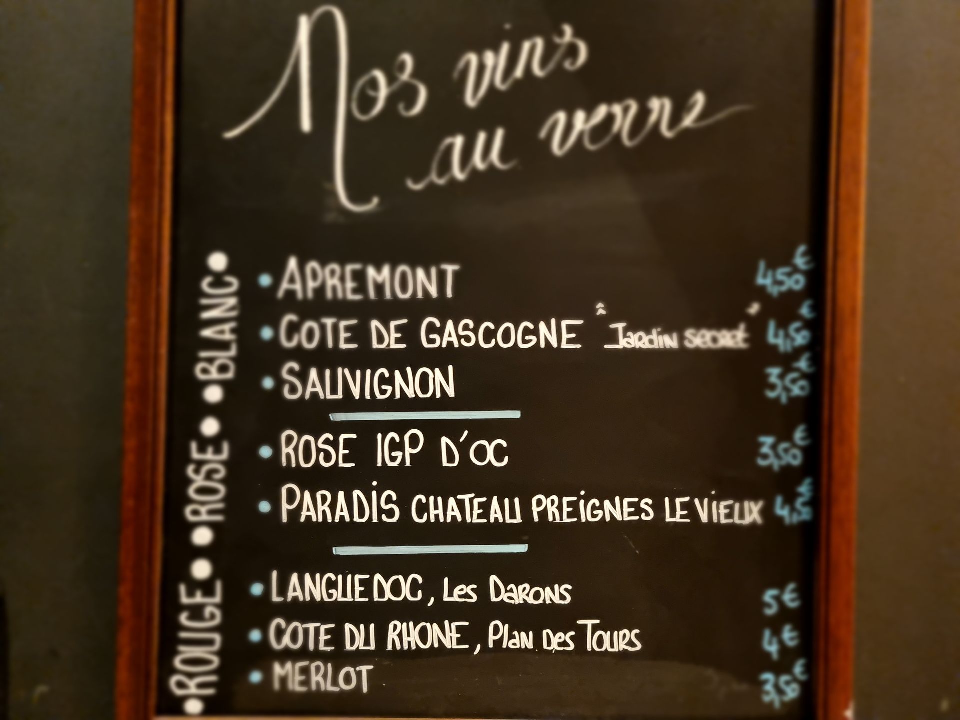Ardoise avec les différents verres de vin