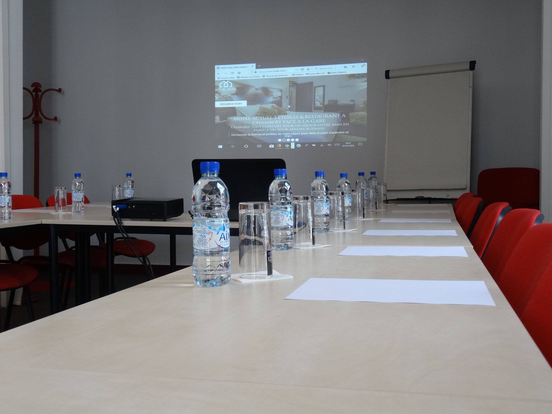 Vidéo projecteur projetant quelque chose lors d'une réunion