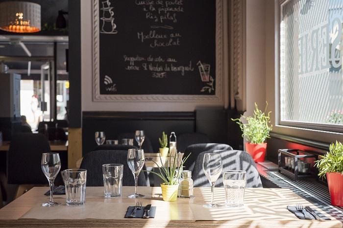 Ardoise du restaurant au-dessus d'une des tables