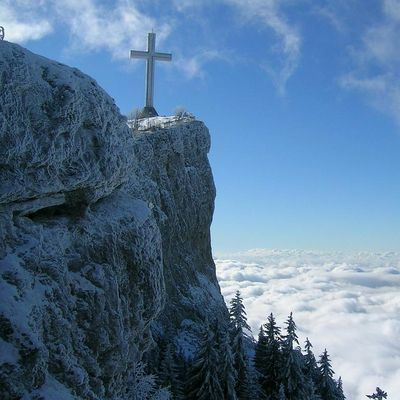Croix sur une montagne