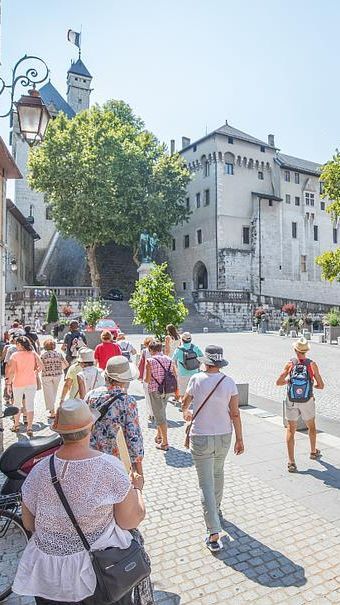 Touristes au pied d'un château