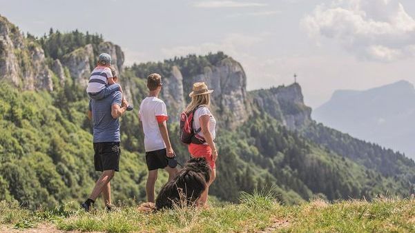 Famille avec un chien faisant une randonnée