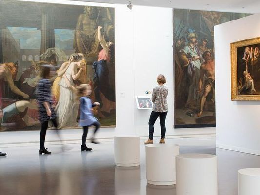 Trois personnes dans un musée d'art