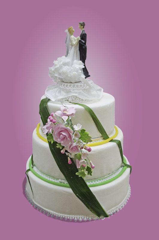 Hochzeitstorte 3 stöckig mit Brautpaarfigur