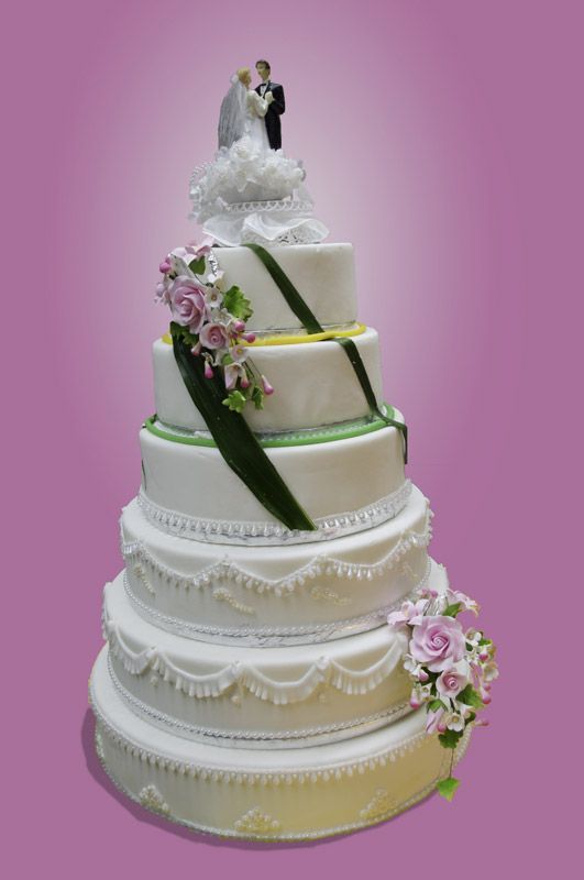 Hochzeitstorte 6 stöckig mit Brautpaarfigur