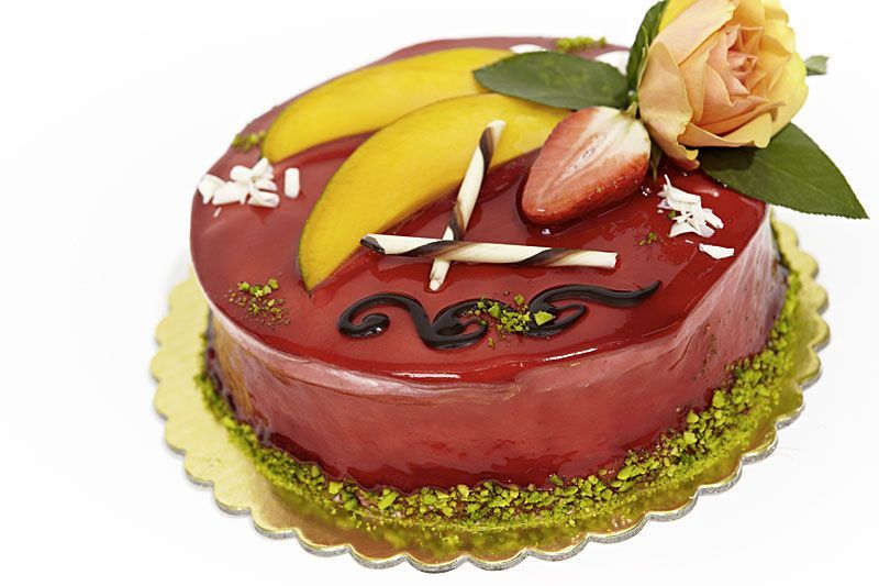 Schokotorte mit Erdbeer und Rosendeko