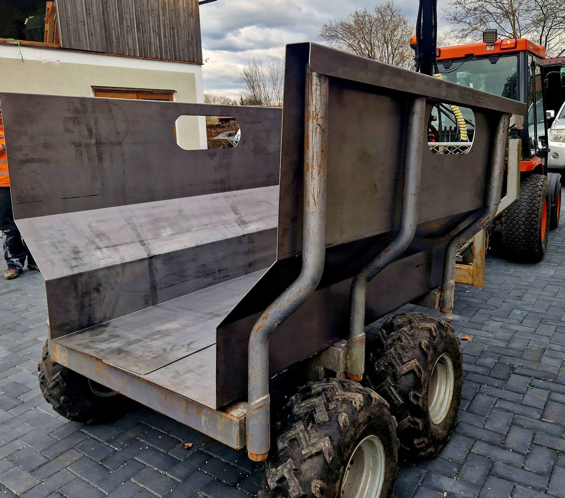 Stahl Anhänger Aufbau im Nutzfahrzeugbau