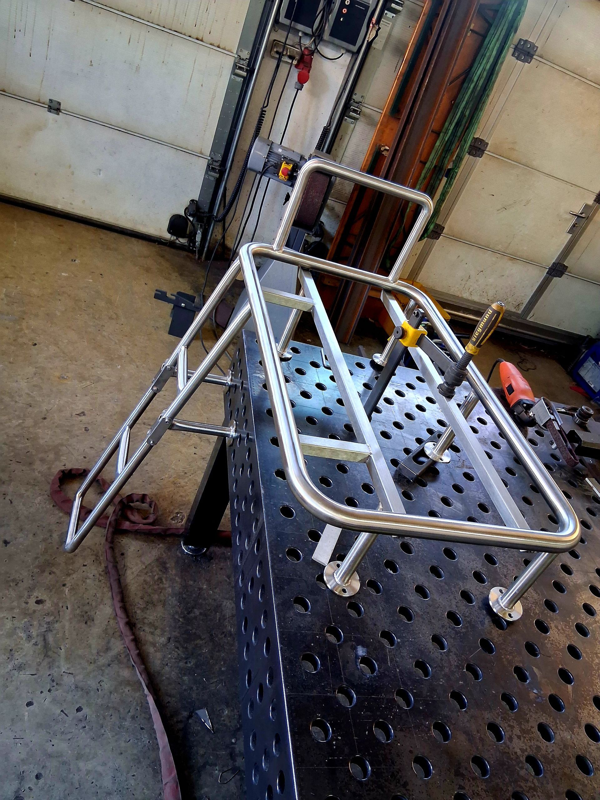 Edelstahl Gestell in der Metallbau Fertigung
