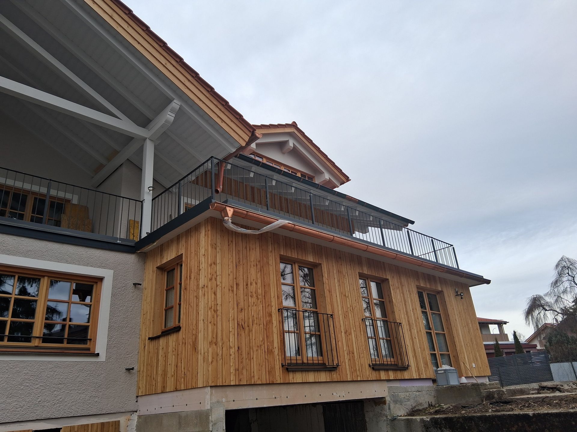 Balkon mit Stahlstützen und Metallgeländer