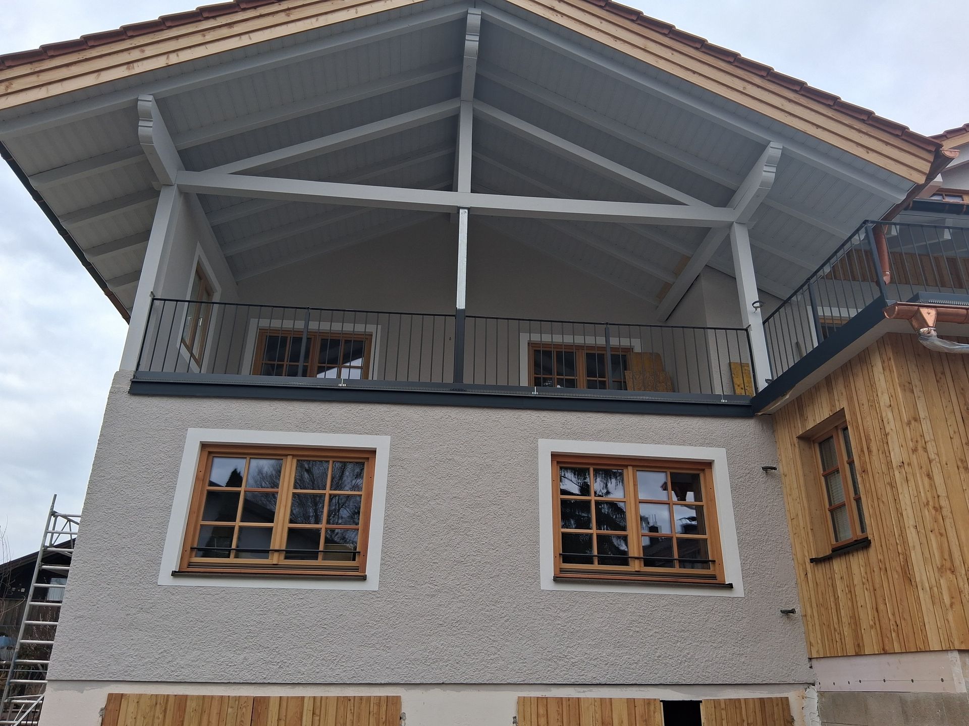 Hausanbau mit Stahlträgern und Holzfassade