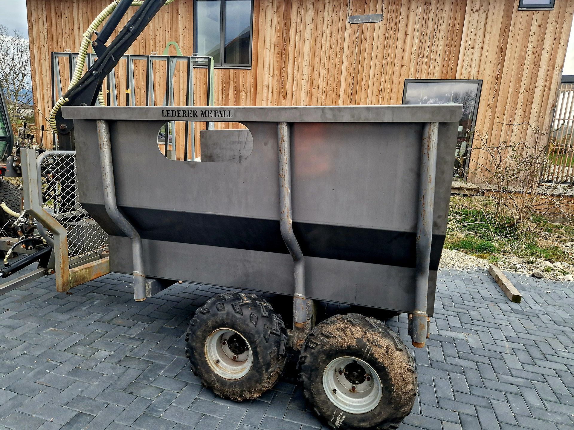 Robuster Stahl Anhänger – maßgefertigte Fahrzeugkonstruktion