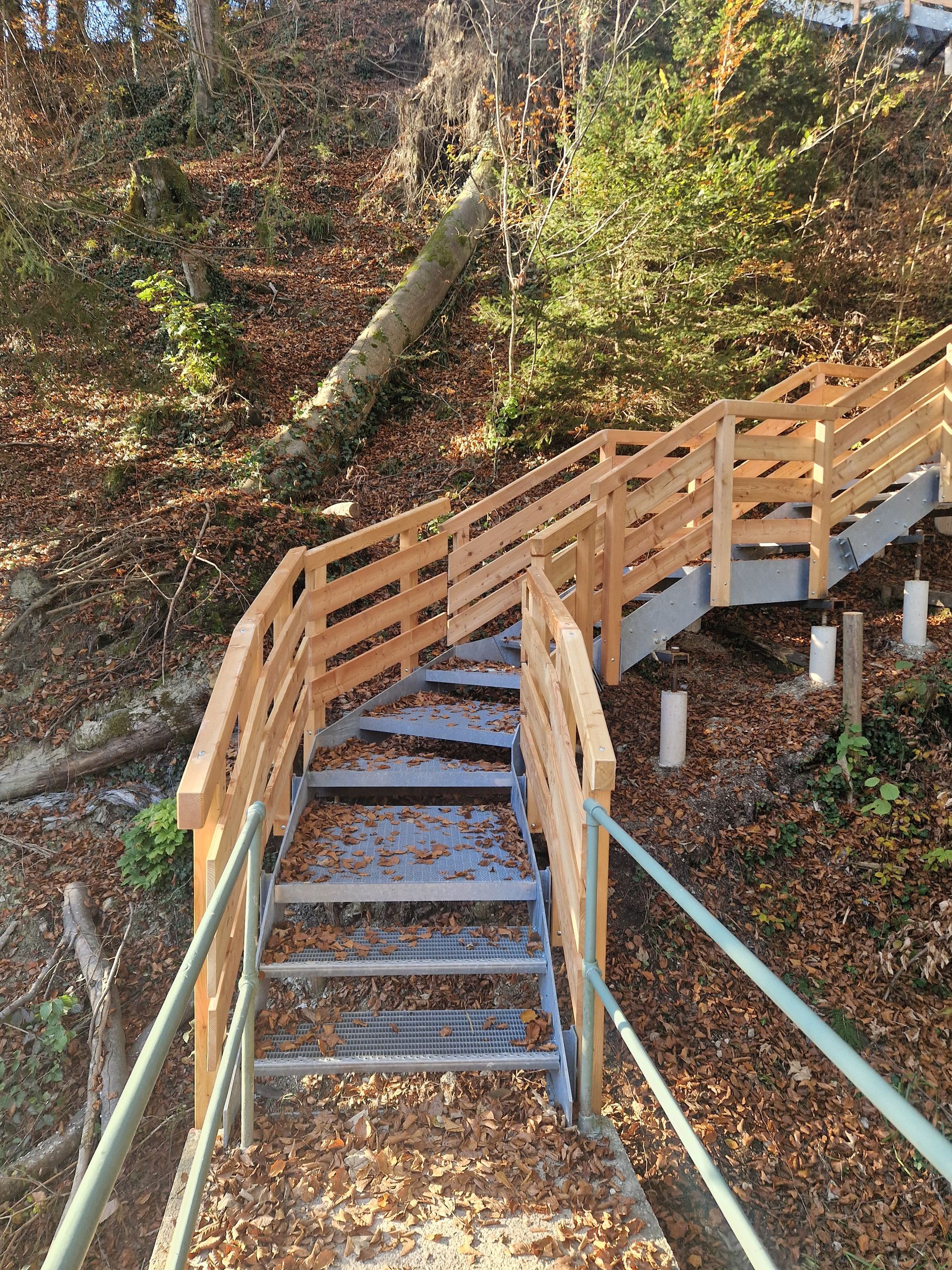 Geschwungene Außentreppe aus Stahl und Holz