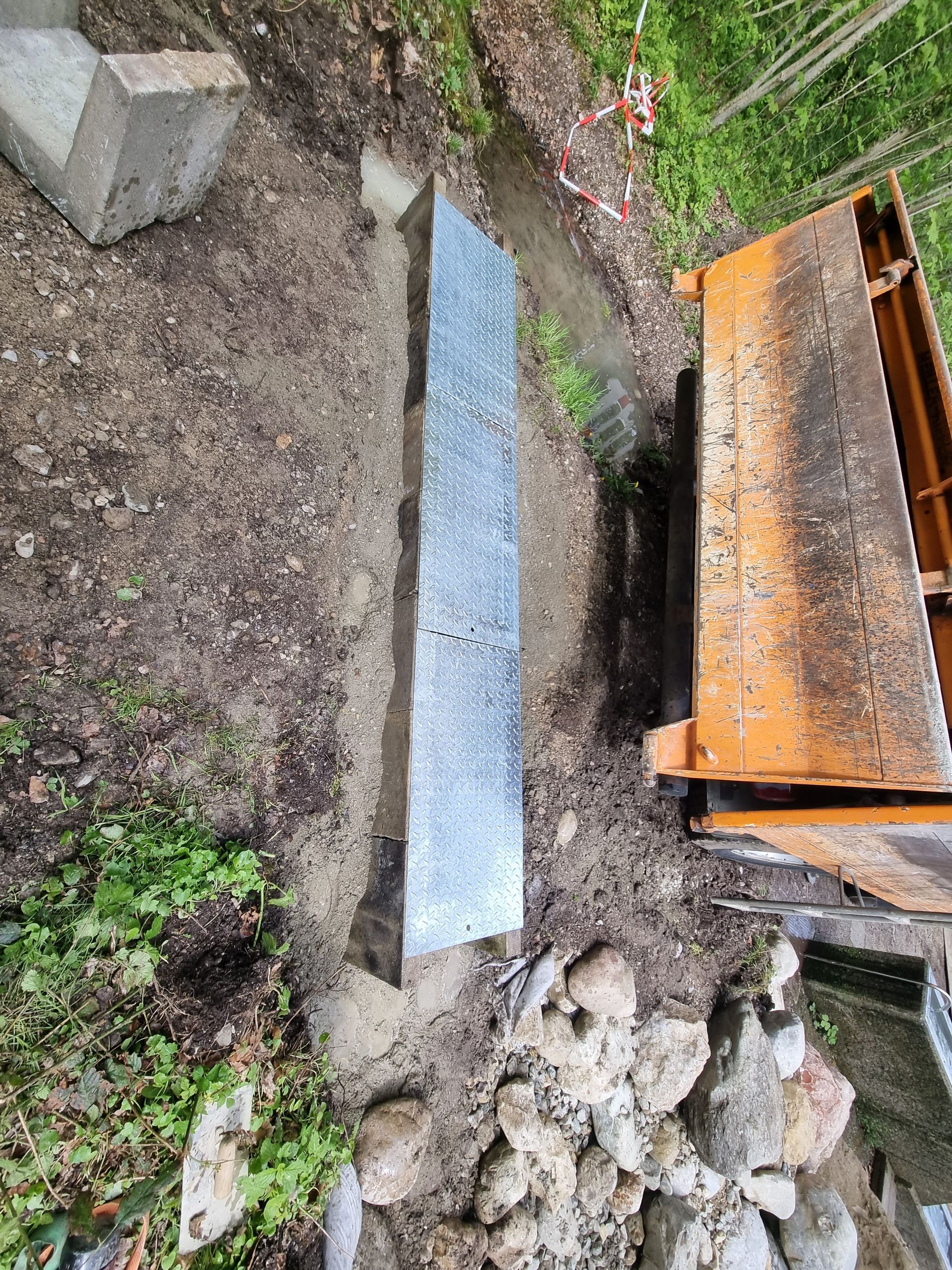 Cortenstahl Stützwand im Erdreich