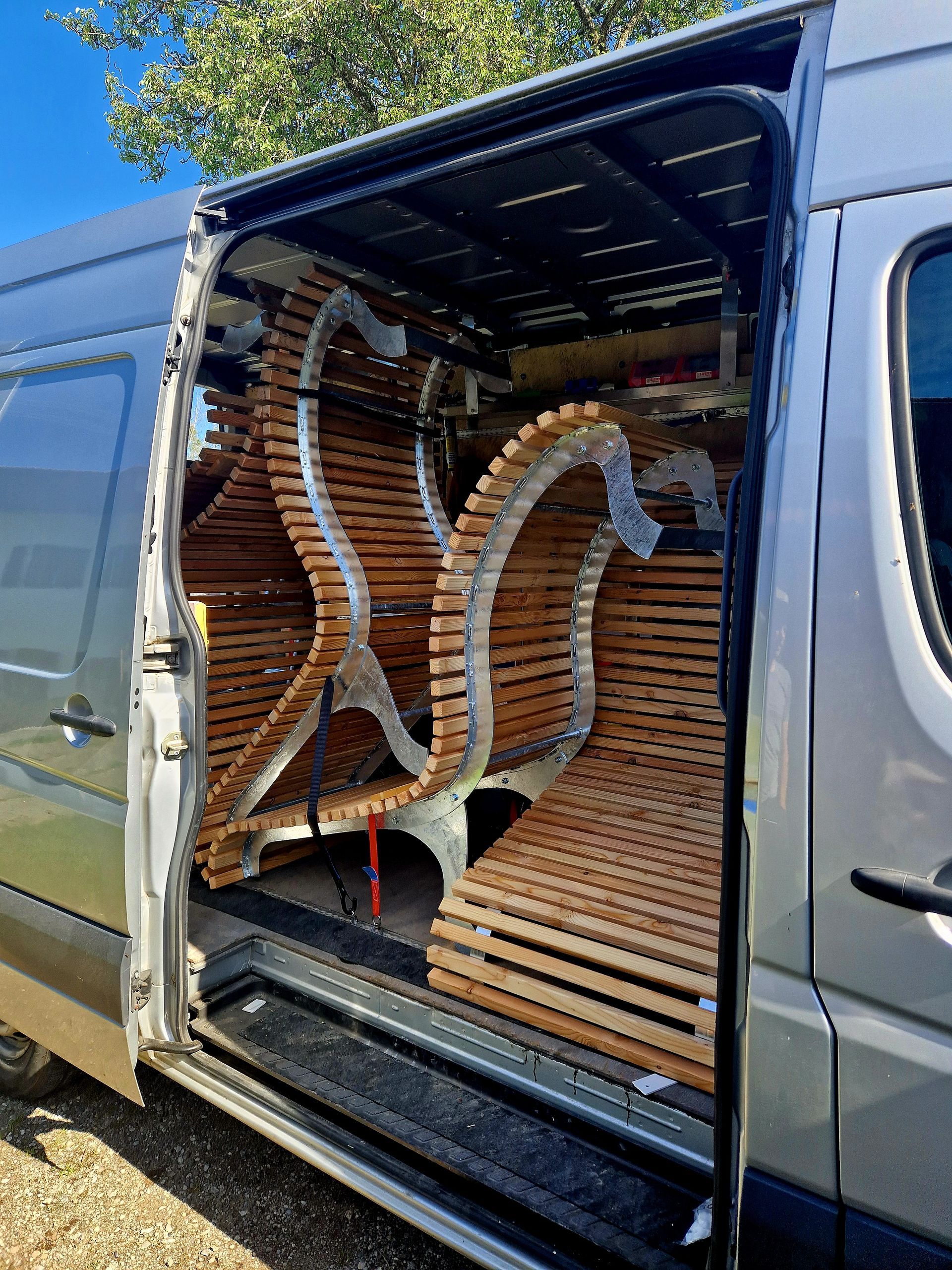 Maßgefertigte Holzliegen im Transporter