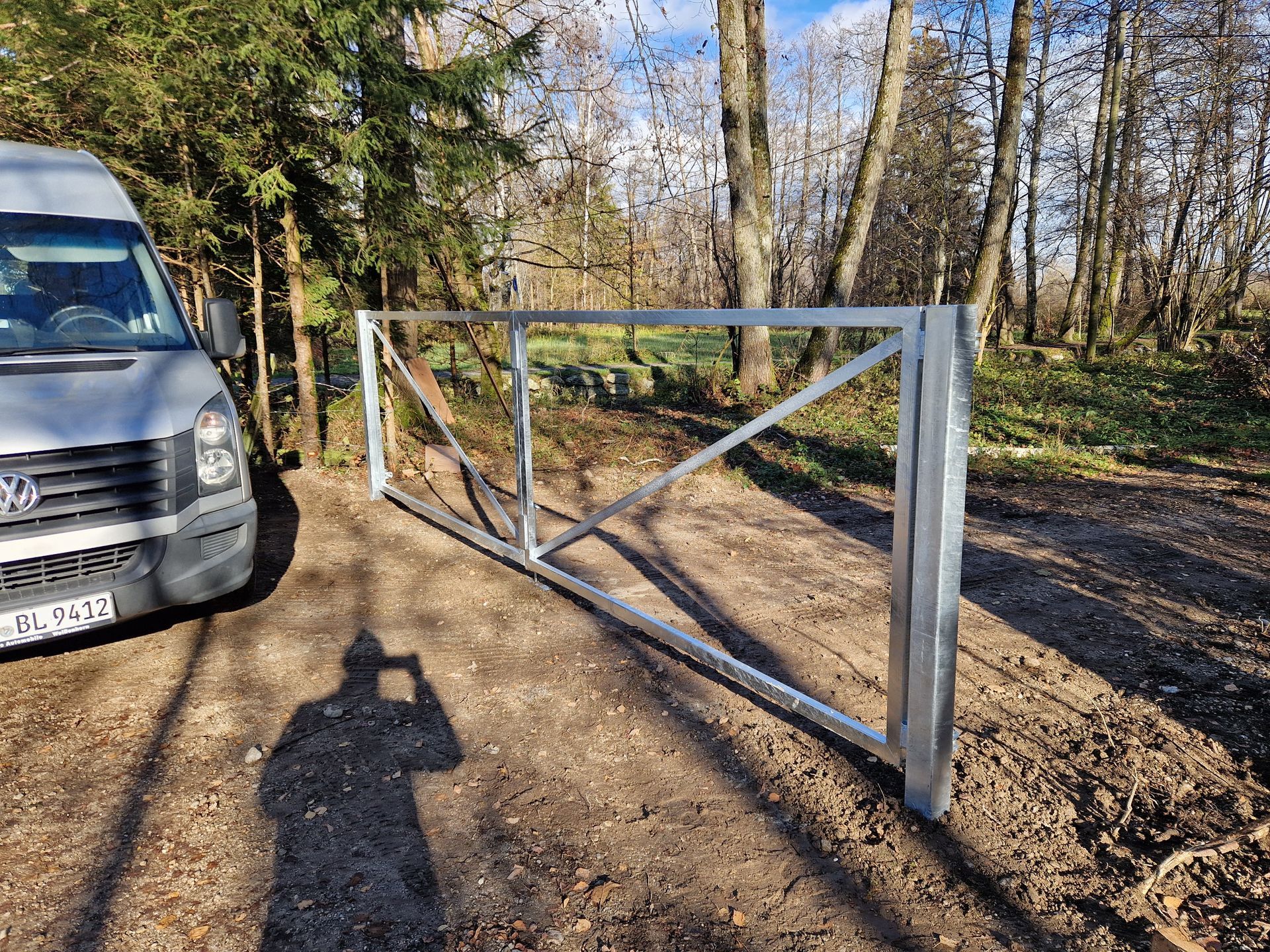 Verzinktes Einfahrtstor mit Metallrahmen