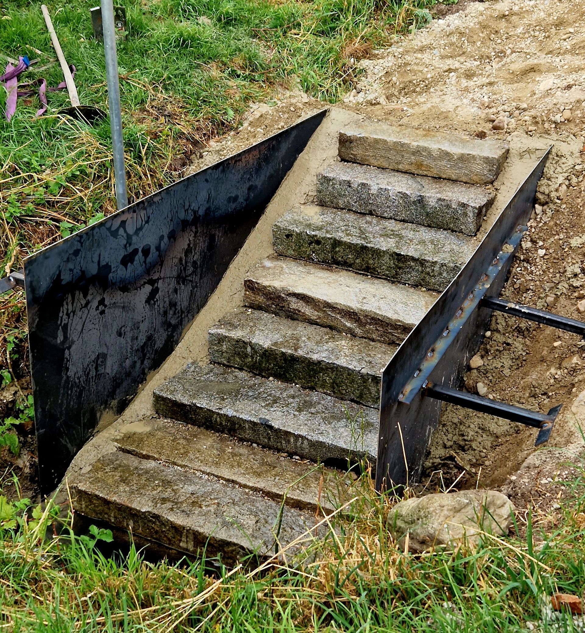 Beton Außentreppe mit Stahlgeländer