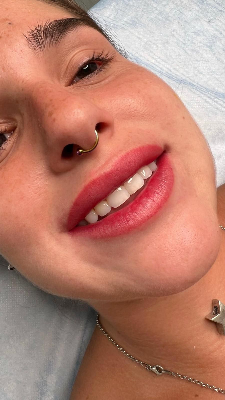 Una mujer se está haciendo un tatuaje en los labios.