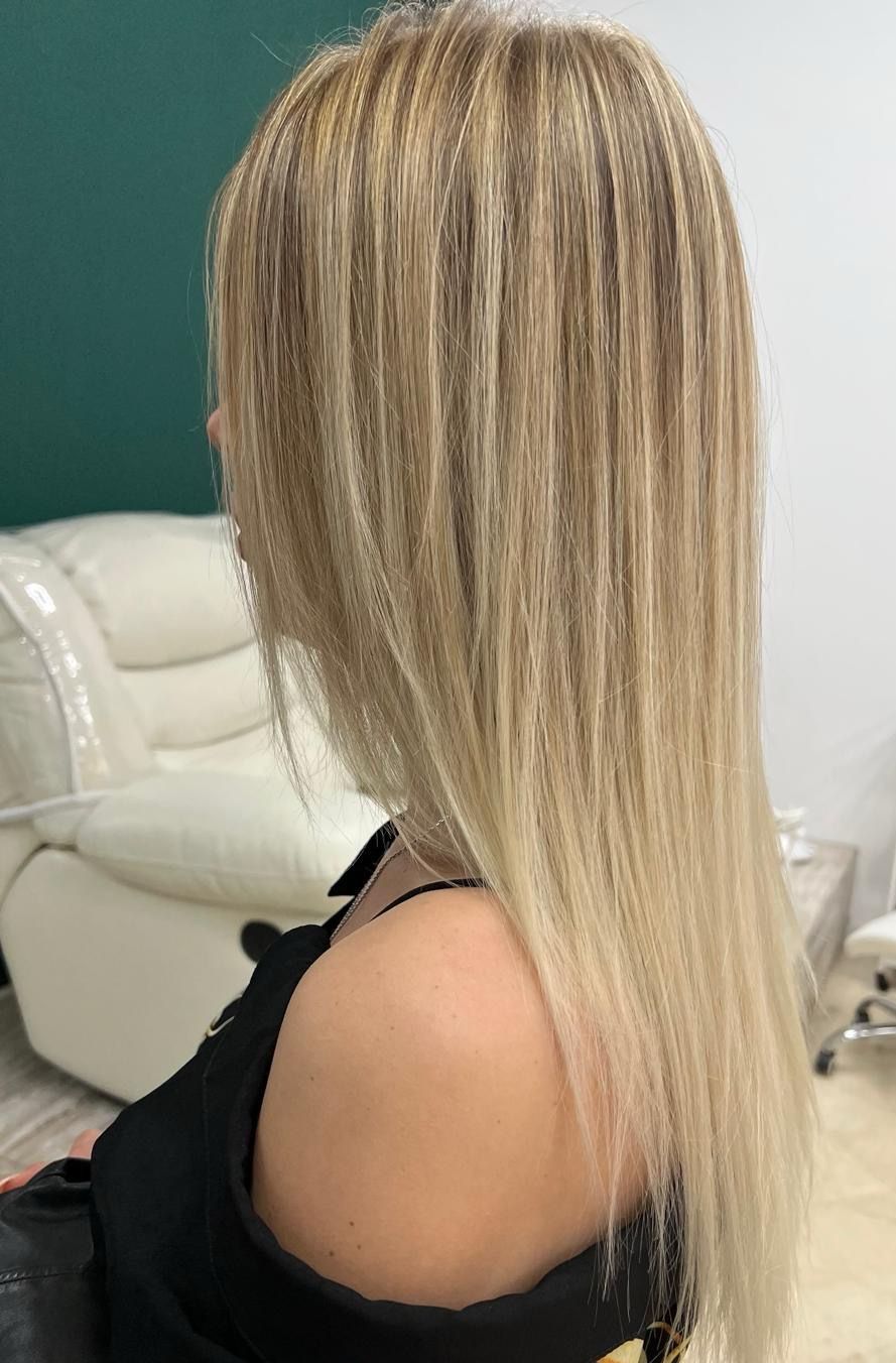 Una mujer con cabello corto de color rojo lleva una camisa negra y pendientes.