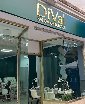 Una mujer se está haciendo las uñas en un salón llamado Dival.