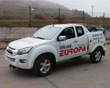 Un camión blanco está estacionado al costado de la carretera.