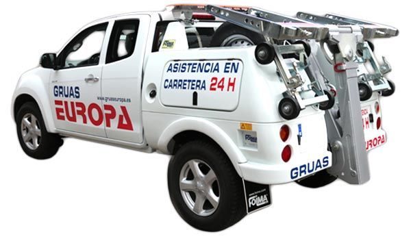 Una grúa blanca con la palabra Europa escrita en el lateral.
