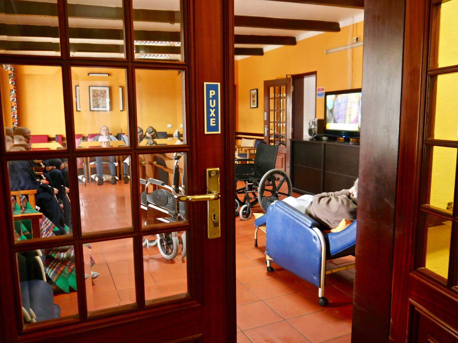 Uma sala com uma placa na porta que diz empurre