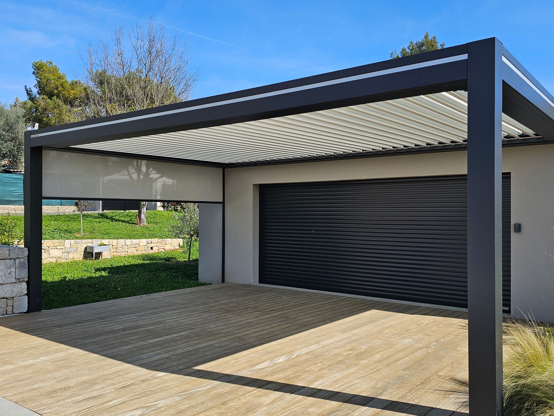 Pergola bioclimatique sur terrasse en bois.