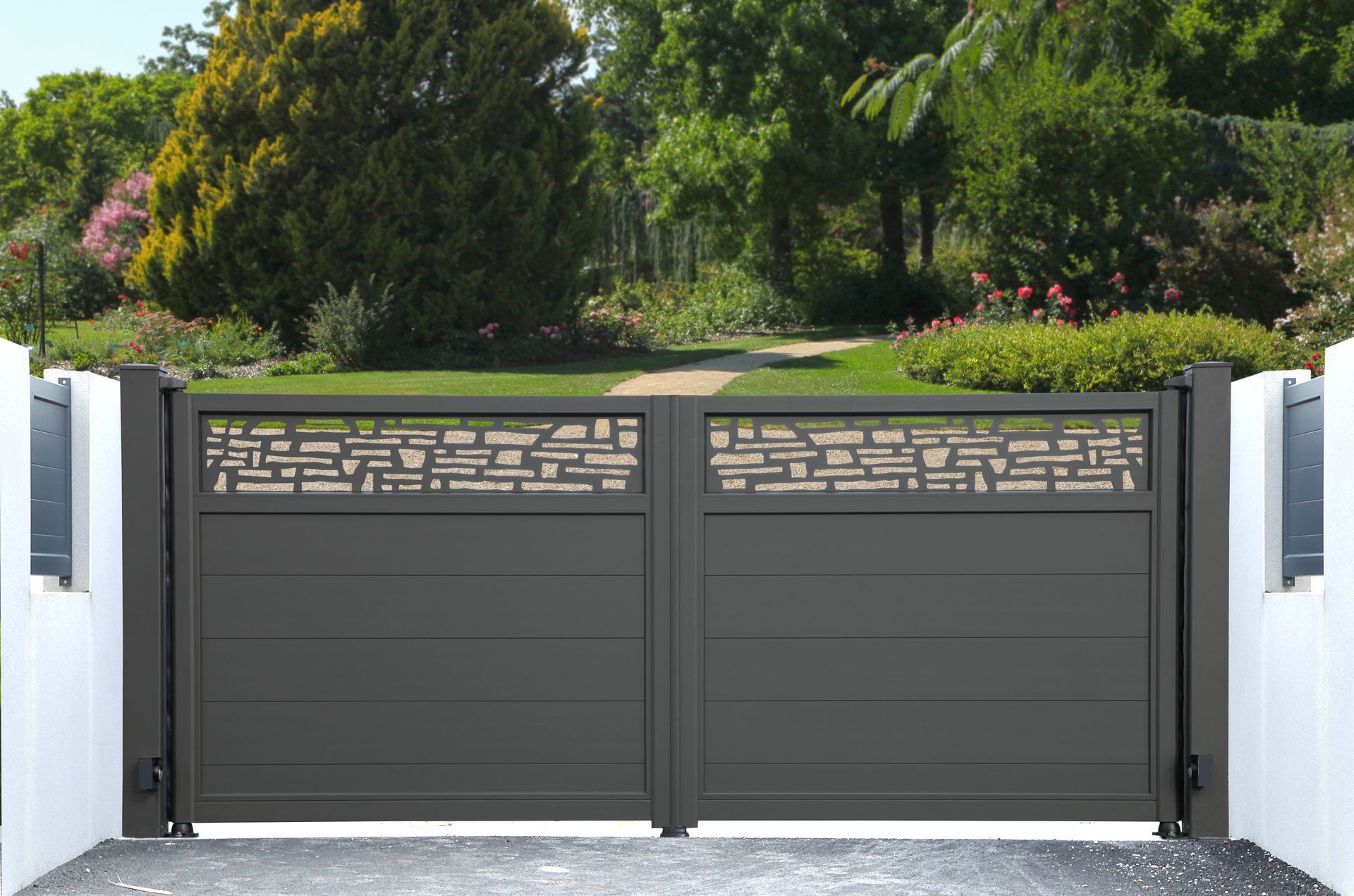 Un portail en PVC noir.