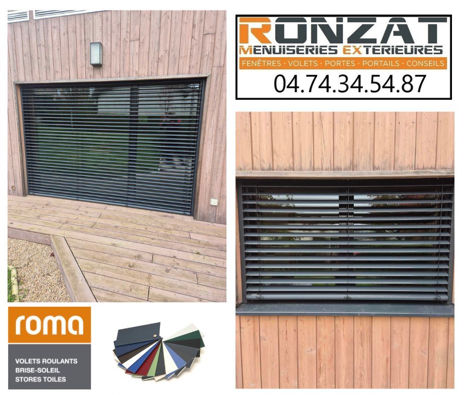 Stores extérieurs sur une façade en bois, avec logo d'entreprise et échantillons de couleurs.