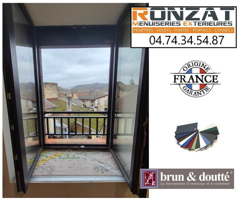 Fenêtre ouverte avec vue, logos d'entreprises et échantillons de couleurs.