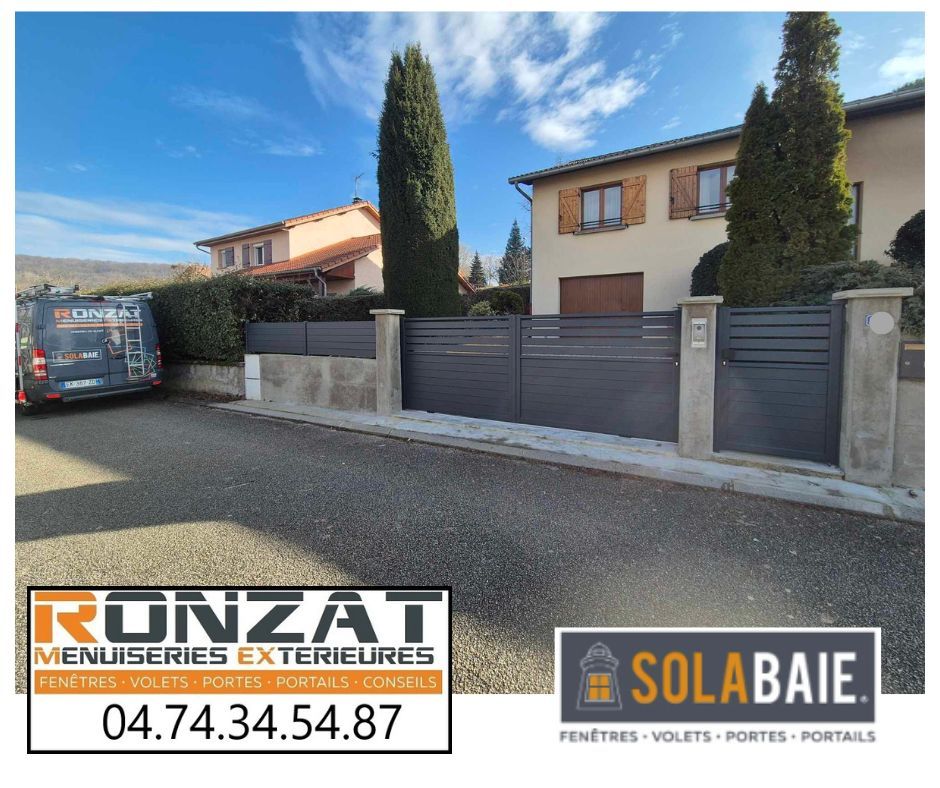 Une propriété résidentielle avec un portail et une clôture gris, publicité pour Ronzat et Solabaie.