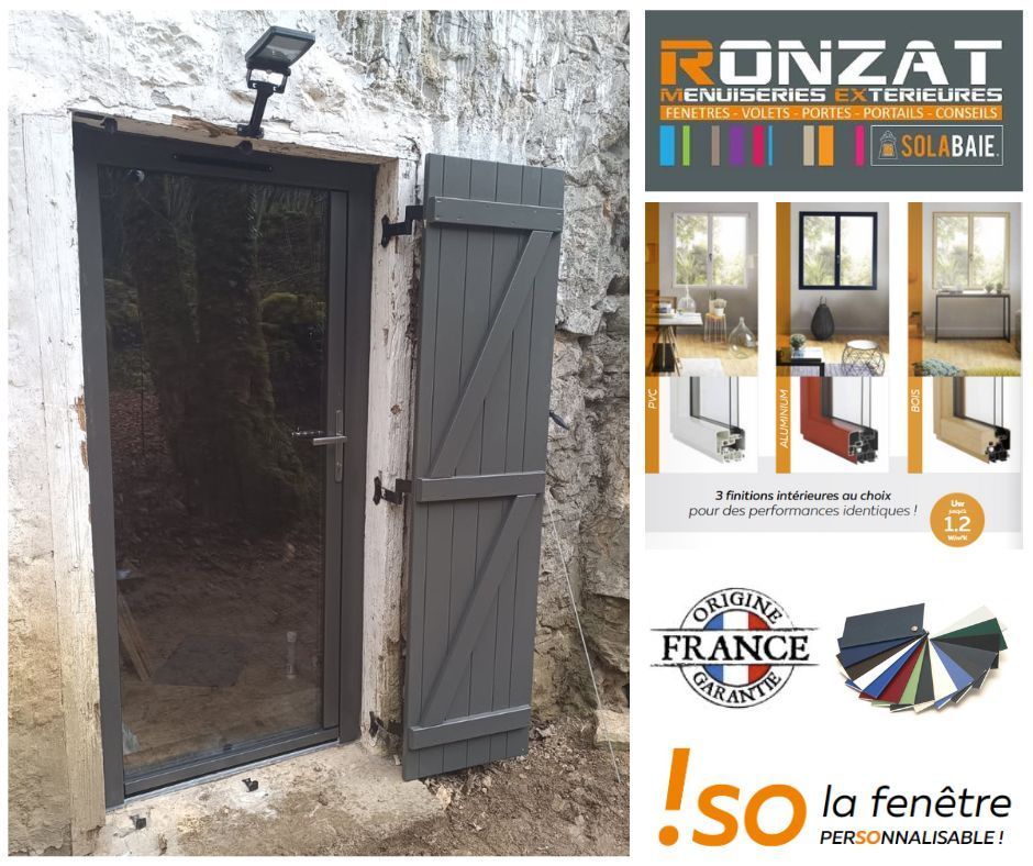Porte grise à volet, mur en pierre. Publicité Ronzat en vitrine. Logo « Fabriqué en France ».