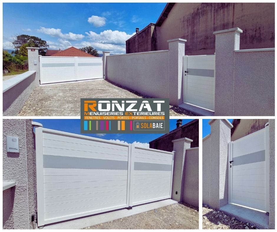 Portail et clôture en métal blanc avec rayures grises et piliers. Entrée d'une maison, allée de gravier.