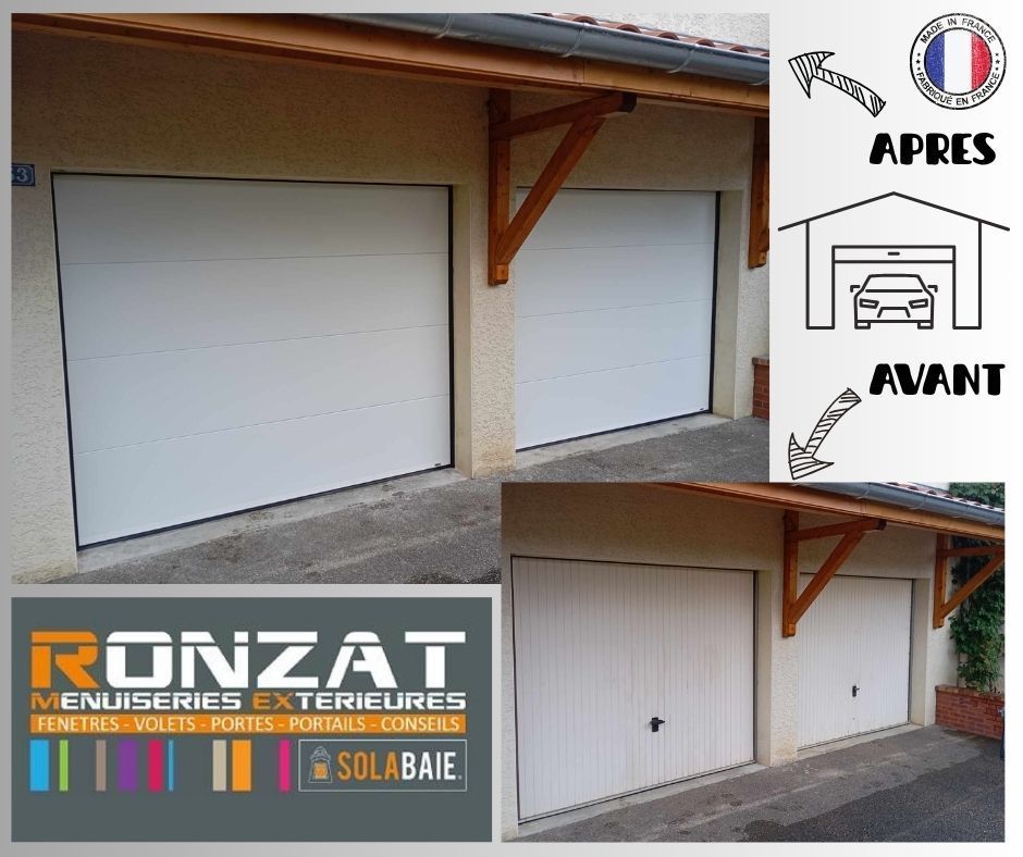 Porte de garage sectionnelle marron avec plantes grimpantes sur un bâtiment beige clair.