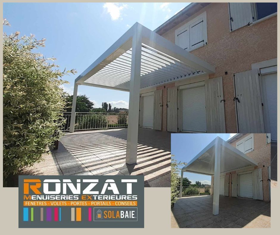 Pergola en aluminium blanc adossée à un bâtiment, projetant des ombres. Logo Ronzat en bas.