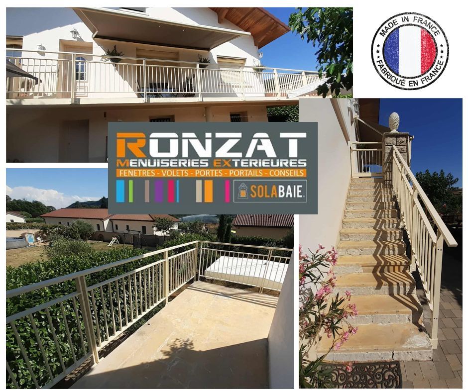Vue extérieure d'une maison avec une balustrade en métal beige. On y voit le logo « RONZAT, Menuiseries Extérieures » et un autocollant « Made in France ».