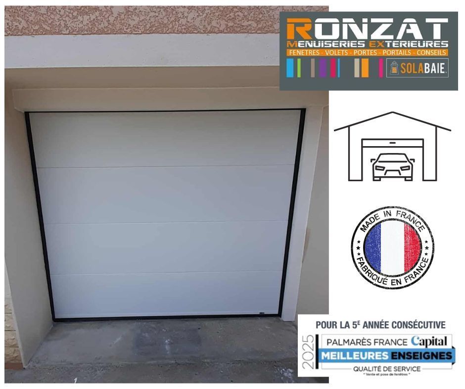 Portes de garage avant et après rénovation. Les portes « après » sont blanches, les portes « avant » sont légèrement plus foncées.