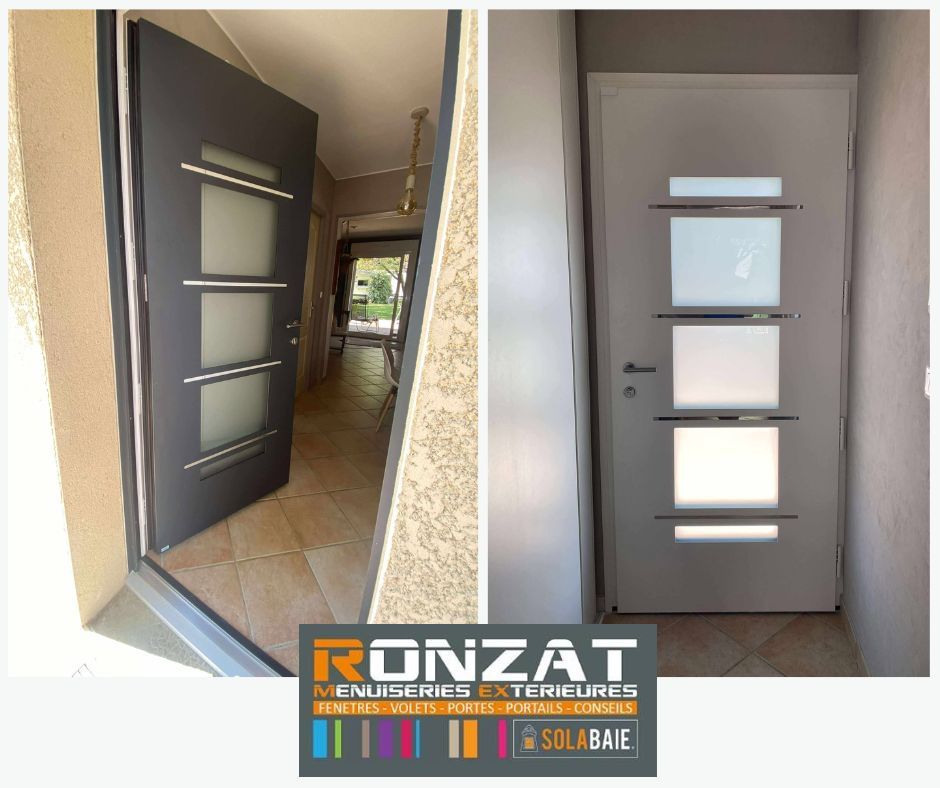 Deux vues d'une porte d'entrée grise à panneaux de verre dépoli. La porte est ouverte sur une image, fermée sur l'autre.