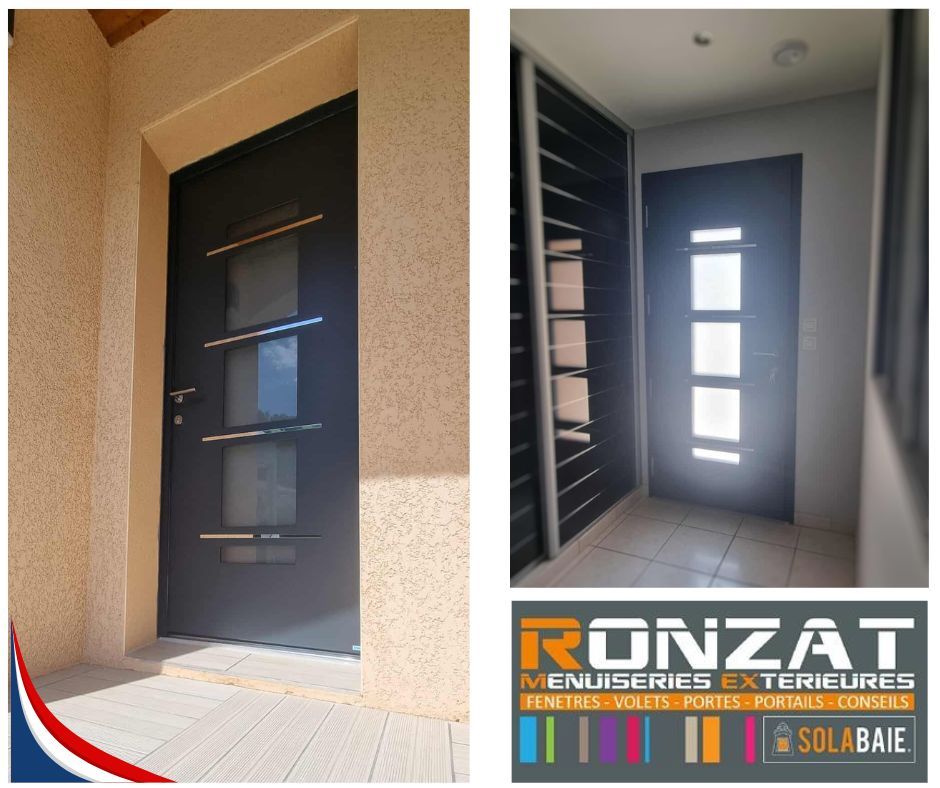 Deux portes extérieures noires avec panneaux de verre, une extérieure et une intérieure.