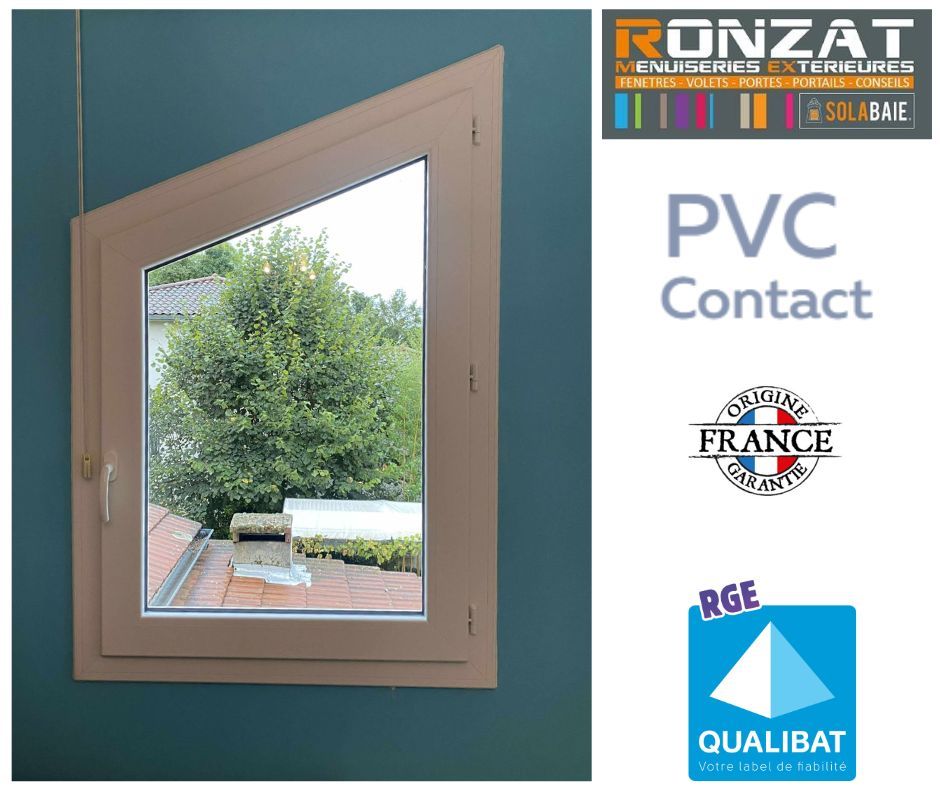 Fenêtre en biais avec cadre blanc, texte en PVC et logos de certification de qualité française sur un mur turquoise.
