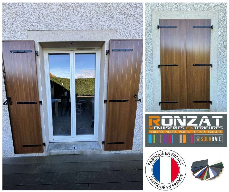 Volets marron sur une fenêtre à cadre blanc ; logo du drapeau français, échantillons de couleurs.