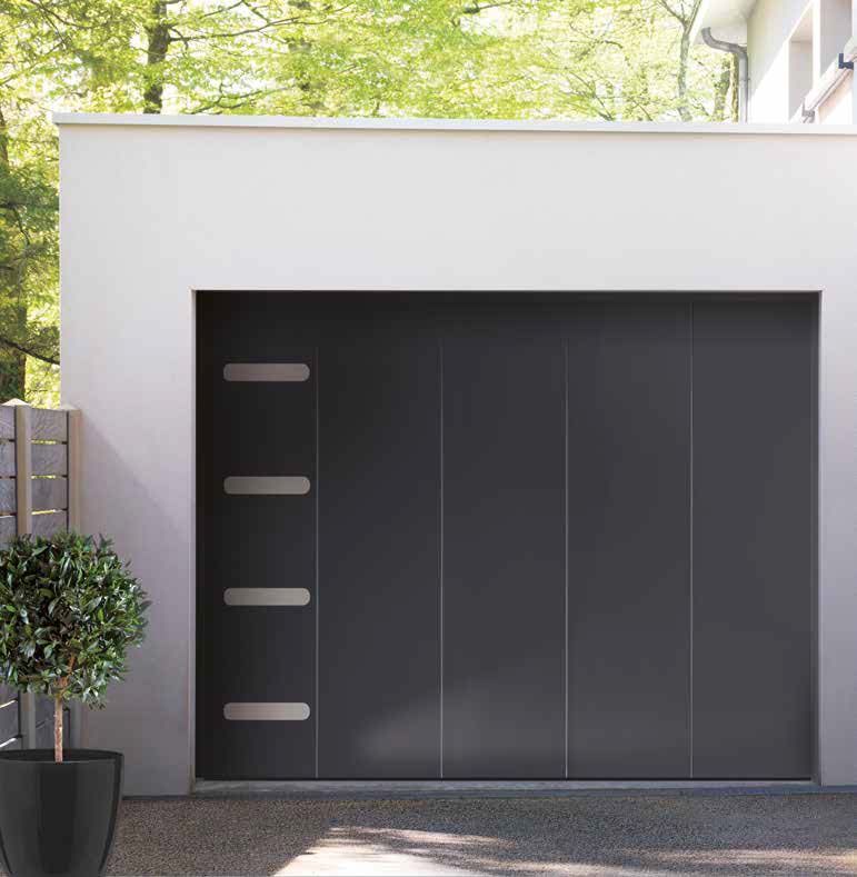 Extérieur de maison moderne avec bardage en bois, porte de garage gris foncé et porte d'entrée assortie.