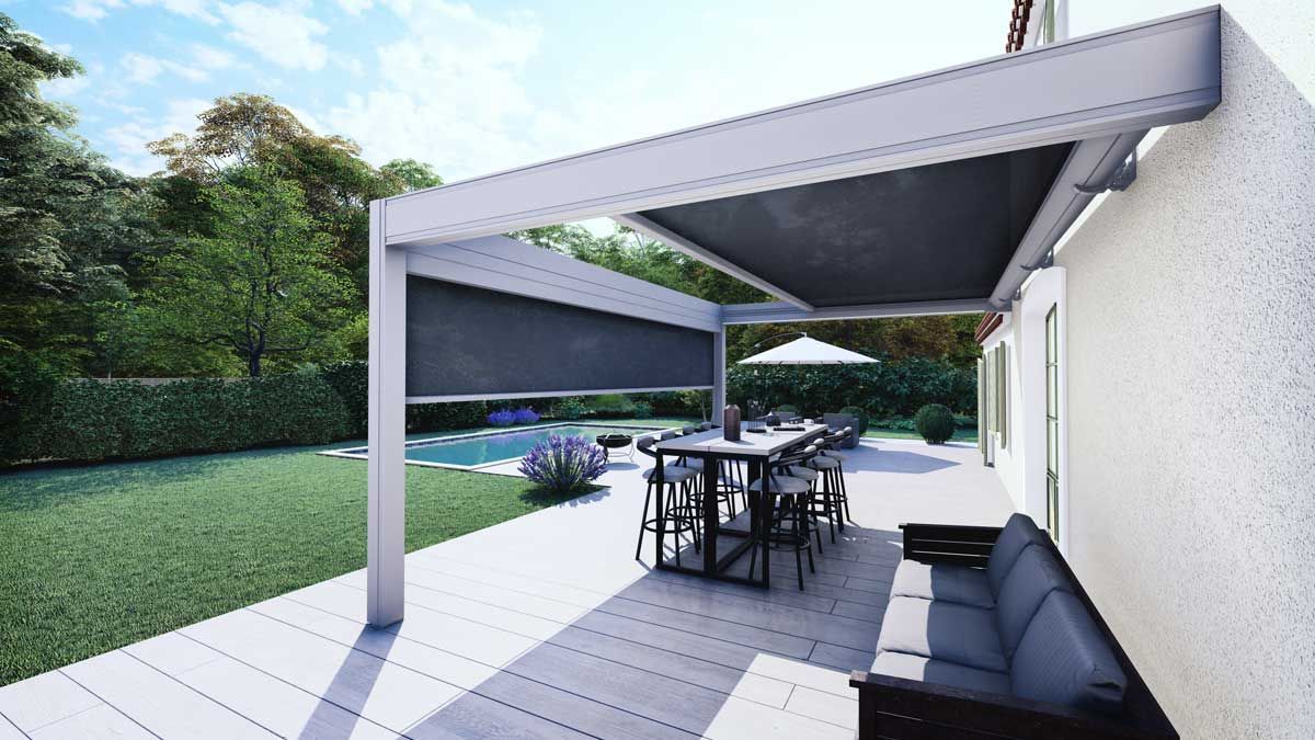 Terrasse extérieure avec store rétractable gris, table et chaises, et piscine.