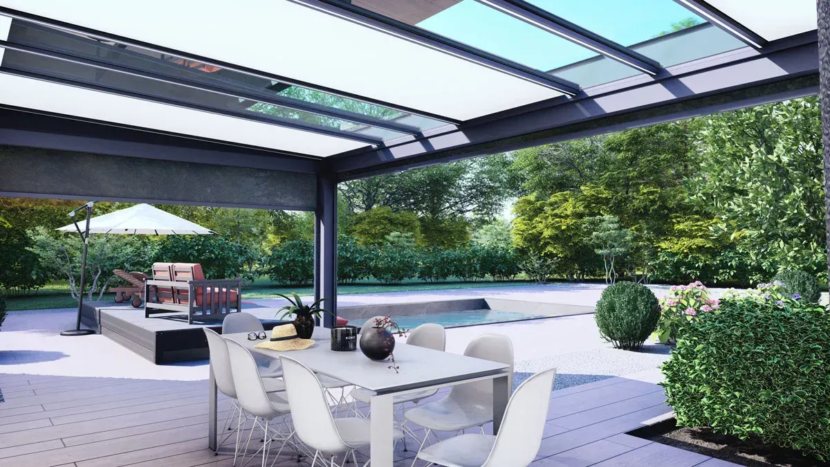 Terrasse avec table à manger, chaises, piscine et végétation luxuriante sous un toit transparent.