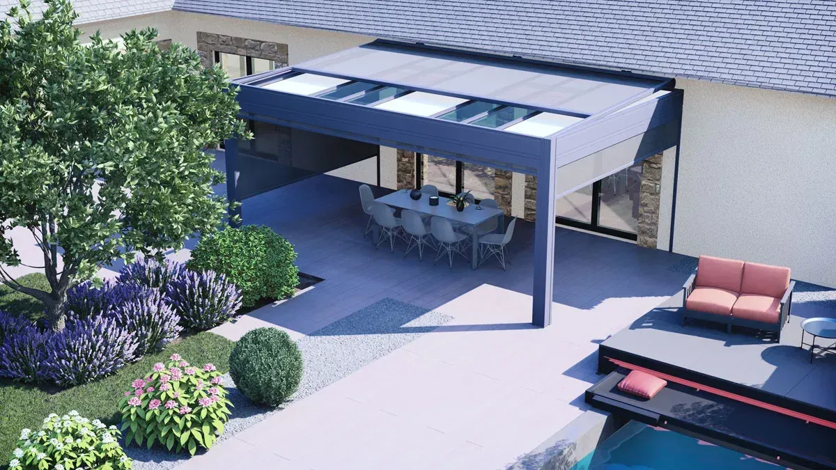 Terrasse avec pergola, table à manger et salon de jardin. Piscine visible, verdure dans le jardin.