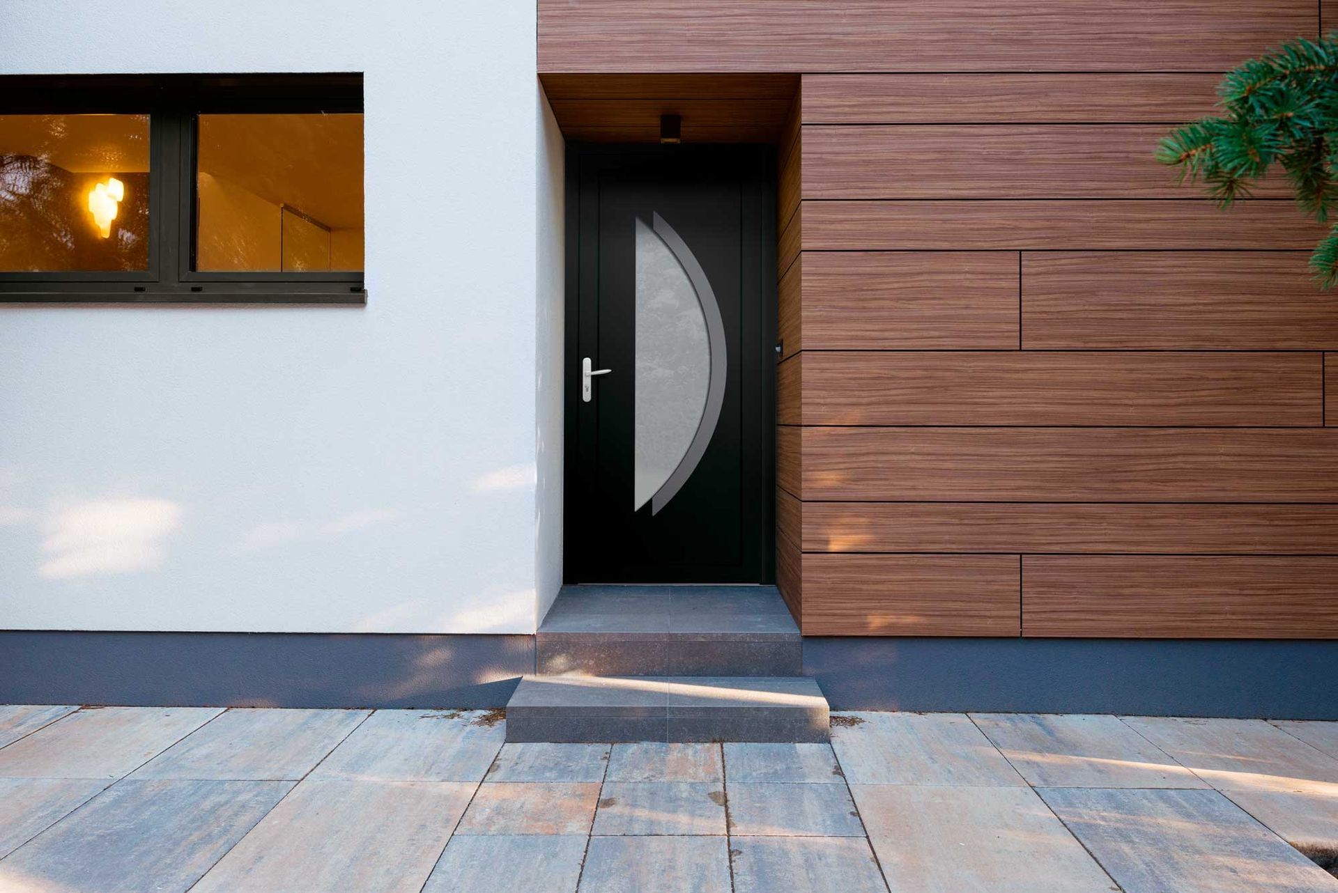 Porte d'entrée noire avec panneau de verre incurvé ; adjacente à un mur en bois et à un mur blanc avec fenêtre.
