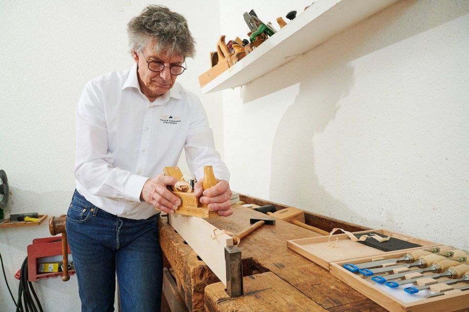 Harald Schlecker beim Klavierbau